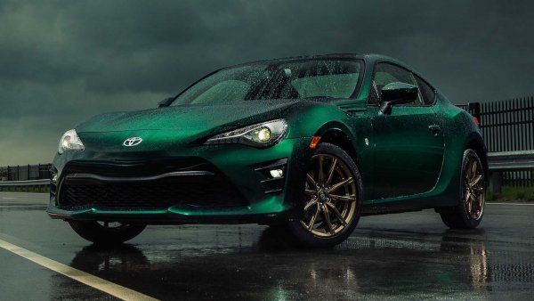 Единственият начин да получите Toyota GT86 в Hakone Green е да отидете да живеете в САЩ. Там за японското спортно купе се предлага пакет Hakone Edition, който включва и 17-инчови бронзови джанти. Това ще ви струва 29 630 долара (или 30 350 долара с шестстепенния автоматик), като серията е ограничена на 300 бройки. За останалите желаещи автомобилът се предлага в червено или синьо.

