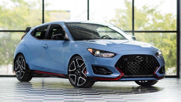 Hyundai Veloster N е един от най-добрите горещи хечбеци на годината, като той върви и с един от най-хубавите цветове на пазара. Изпълнението Performance Blue Blue изглежда страхотно, като добрата новина е, че и в Европа този автомобил може да бъде закупен в същия вид.
