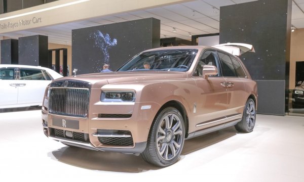 Подобно на Fux Orange, компанията Rolls-Royce създаде още един специален цвят - Petra Gold, за уникален Cullinan, направен по поръчка на автокъща в Абу Даби. Производителят обаче трябва да се замисли дали да не предлага този оттенък и серийно, защото той наистина е зашеметяващ. 
