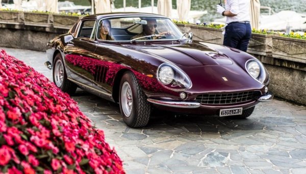 Четворката в името идва от броя на валовете: тази късна версия на 275 GTB е представена в Париж през 1966 и обещава максимална скорост от 330 км/ч благодарение на своя 12-цилиндров мотор с обем 3285 куб. см. 
