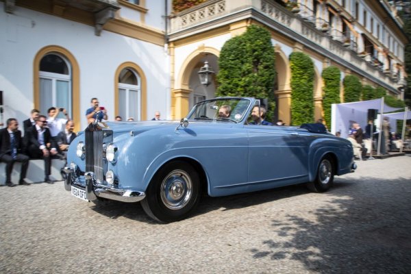 Eдин от класическите образци на марката от времето, когато беше собственост на Rolls-Royce. 