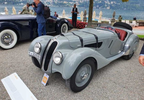 Започнала като производител на самолетни двигатели, после на мотоциклети, компанията BMW стартира автомобилното си производство с евтини, прости модели. 328 e първият опит на баварците в по-високия пазарен сегмент. 