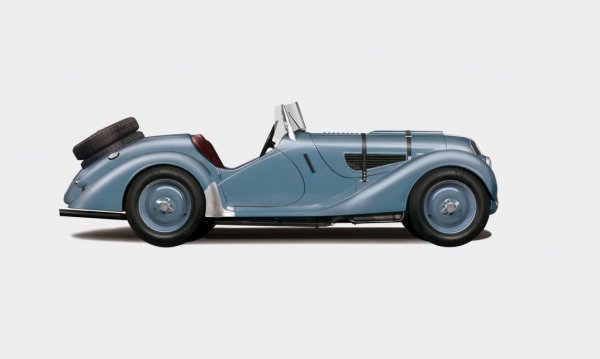 Тази кола е от 1938, с 6-цилиндров мотор с обем 2 литра. 
