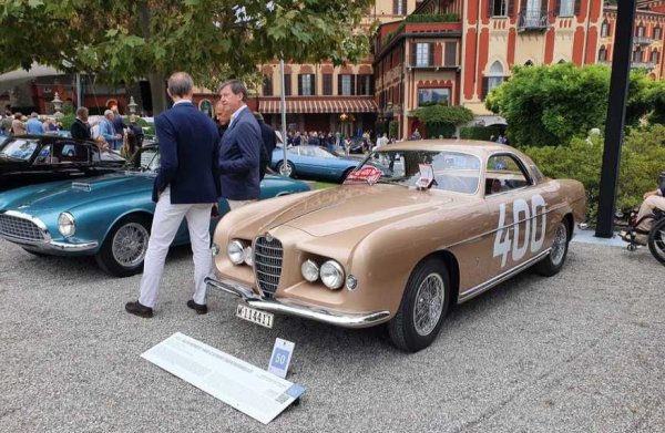 Тази конкретна кола е участвала в Рали Монте Карло през 1955, само месец след производството си. Каросерията е дело на Ghia. 
