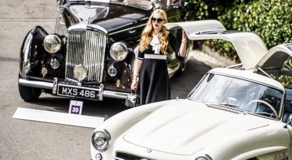 След Втората световна война най-желаните премиум автомобили са британските, като това Bentley VI от 1947 година. Появата на легендарния Mercedes Gullwing помага да се обърне съотношението на силите. Този на снимката е от 1955 година.
