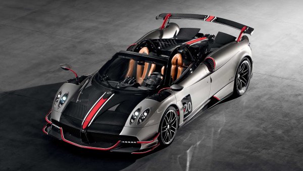 През миналата година компанията Pagani официално представи Huayra Roadster BC - чудовище с 800 к.с. и 1049 Нм въртящ момент. Това е с 50 к.с. повече от купето, като и в двата случая се използа 6,0-литров V12 с двойно турбо, произведен от AMG. Освен, че е много скъпа, тази кола е е много рядка, тъй като от нея ще бъдет произведени само 40 бройки. Цената на всички е еднаква.