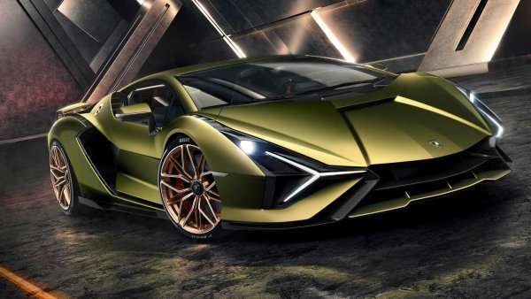 Хиперколата Sian представлява мост към бъдещето на Lamborghini. Въпреки че е базирано на Aventador SVJ, това диво изглеждащо Lambo е първото серийно електрифицирано предложение на марката. В допълнение към 6.5-литровия V12 от модела SVJ, Sian използва 48-волтова мека хибридна система. Общата мощност е 819 к.с., което прави тази кола най-мощната в историята на марката. Lamborghini ще произведе само 63 бройки от модела.