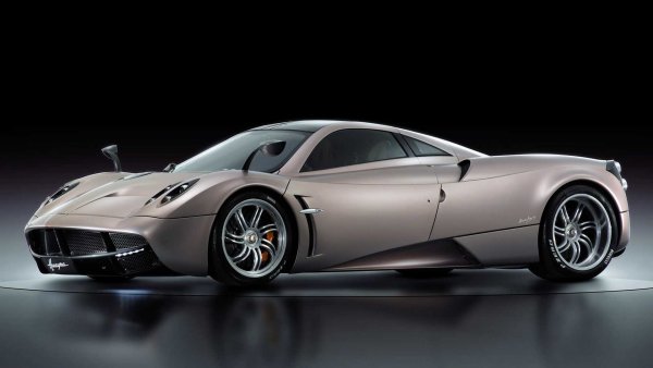 Несъмнено една от най-красивите коли в този списък, Pagani Huayra струва 1,4 млн. долара като е нова. Подобно на LaFerrari, компанията Pagani построи Huayra в ограничен тираж – 100 бройки от купето между 2012 и 2018 години, както и още 20 екземпляра от версията BC (2017-2019 година). Задвижването на колата става с двигател Mercedes-AMG V12, който развива 720 к.с.