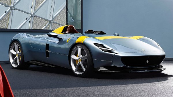 Подобно на McLaren Elva, който е без покрив, Ferrari Monza SP1 и SP2 са изградени по същия начин. Както личи от името, SP1 е с едно място, а SP2 – с две седалки. И двата автомобила се задвижват от един и същ атмосферен 6,5-литров V12 двигател с мощност 809 к.с. Тези машини са предназначени за каране по писта, което ги прави още по-впечатляващи.