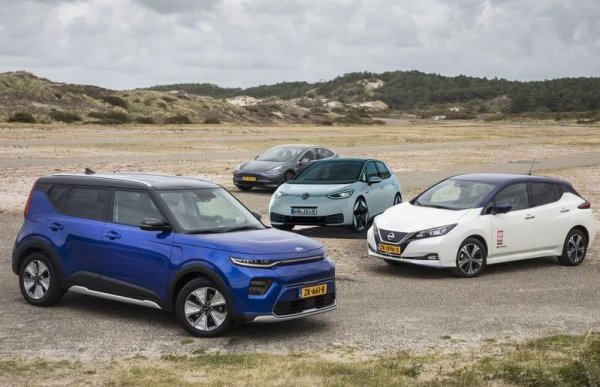 Първата и най-съществена причина е, че доскоро Tesla оперираше в Европа при съвсем ограничена конкуренция - на практика само срещу няколко модела, които на всичкото отгоре бяха в други сегменти. През 2020 обаче европейският пазар се наводни с чисти електромобили и в момента броят им надхвърля 30. 
