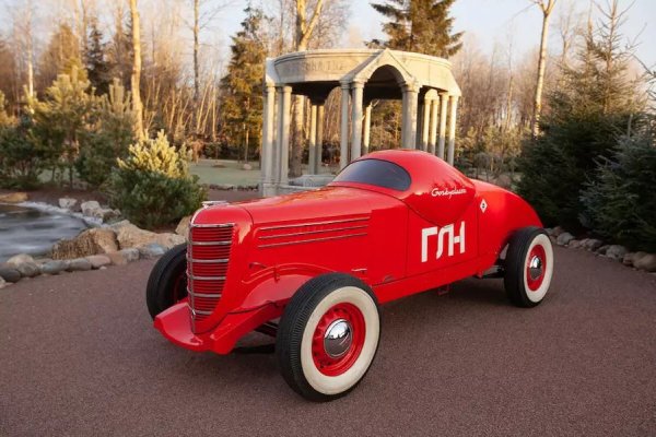 Сред експонатите е и първият съветски спортен автомобил, наричан "Състезателния Липгарт" (на името на инженера Андрей Липгарт), създаден в завода в Нижни Новгород.