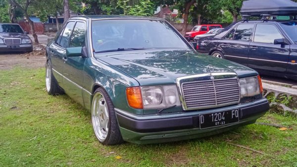 Mercedes-Benz отдавна е известен с качествените си автомобили и 300E, произвеждан от 1985 до 1996 г., не е изключение. Често наричан с вътрешното си обозначение на шасито, W124, 300E е средноразмерен луксозен седан, задвижван от редови 6-цилиндров двигател с обем 3,0-литра. Това, което отличава W124 от другите автомобили, е начинът, по който е проектиран и солидно изграден. Затова и някои дори го наричат &bdquo;германски танк&ldquo;.