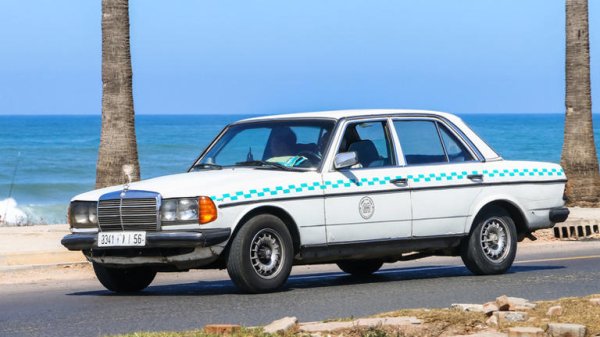 Преди Mercedes W124 беше W123, включително версията 240D. С нея Mercedes доказа, че дизелите могат да се продават в Северна Америка и че луксозните автомобили не трябва да бъдат бързи. 240D е един от най-бавните седани някога, но ще издържи изключително дълго време. Освен, че е много здрав, той е и много удобен, като интериорът му е напрамен от изключително здрави материали.