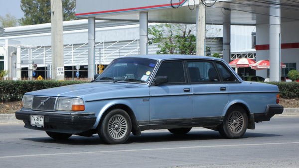 Шведският автомобилен производител Volvo винаги е бил малко по-различна компания, макар и не по малко странния начин, използван от Saab. Автомобилите от серията Volvo 200 първоначално са разработени с много нови функции за безопасност, монтирани в предпроизводствени прототипи. Сред тях бяха зони на смачкване, чупещи се кормилни колони, стандартни облегалки за глава, дискови спирачки на четирите колела и антиблокиращи спирачки. Въпреки че не всички от тях стигнаха до производство, беше ясно, че Volvo се опитва да създаде ниша в производството на най-безопасните автомобили на пътя. Освен това базовият 4-цилиндров двигател е здрав и прост, изискващ относително малко ремонти, които също са лесни и достъпни, когато са необходими. 