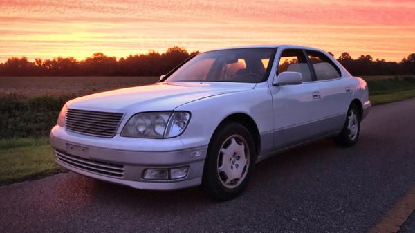 Преди края на 80-те години закупуването на луксозен автомобил означаваше избор между голяма и тромава американска кола или прекалено скъп, но внимателно проектиран германскии модел. Японците решиха да навлязат на този пазар първо с Acura Legend, а след това Lexus LS400. За създаването на този автомобил Toyota инвестира 1 милиард долара, като неговата задача беше да бъде по-добър от германските седани, но на по-ниска цена. Твърди се, че дори най-малкият детайл по тази кола е трябвало да бъде одобрен от главния инженер на Toyota, като това е &bdquo;безмилостно преследване на съвършенството&ldquo;.