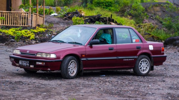 Друг пример за дълголетие е Honda Civic, която с близо 25 милиона продадени бройщи е петият най-успешен модел в историята на автомобилната индустрия. Honda отдавна си е изградила репутацията на производинел на автоомобил, на които шофьорите могат винаги да разчитат и съответно те се насочват отново към тях, когато дойде време за смяна на превозното средство. Този модел е създаден по време на петролната криза и винаги е в челото на класациите за надеждност.