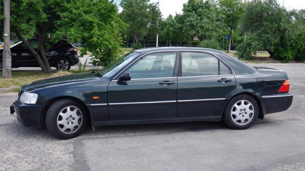 След като се утвърди като надежден производител на автомобили, които са с добро съотношение цена/качество и се предлагат с относително малко проблеми, Honda реши разшири своя пазар. В началото на 80-те години японските компании атакуваха пазара в САЩ, като Honda изпревари останалите именно с Legend. Базиран на платформата на Accord, този модел дебютира в САЩ през 1986 г. Той беше оборудван с V6 двиганел, като първото поколение имаше някои проблеми. Те бяха отстранени при второто (1991-1996 г.), което се превърна в перфектния автомобил.