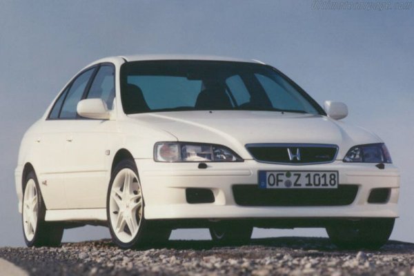 Качеството на японските автомобили не подмина и Accord, която се появи в Щатите през 1977 г. Двадесет години по-късно моделът вече се произвеждаше в завода на марката в Охайо, като се продаваше по-добре от всяка американска кола. С всяко следващо поколение Accord става все по-добра, като много трудно могат да бъдат посочени някакви типични за този модел проблеми. Такива вероятно има, но като цяло това е един от най-надеждните автомобили, произвеждани някога.