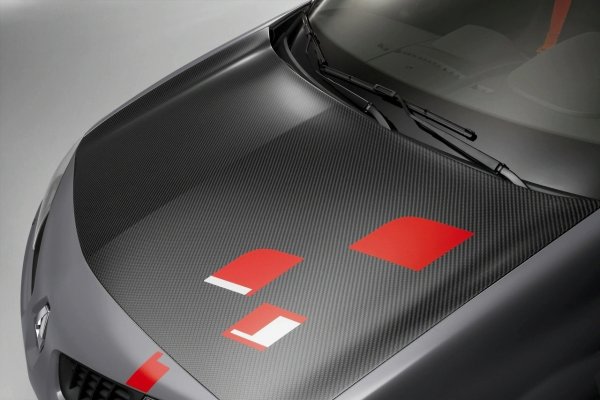 Новото издание на Megane R26.R може да се познае по карбоновия капак на двигателя