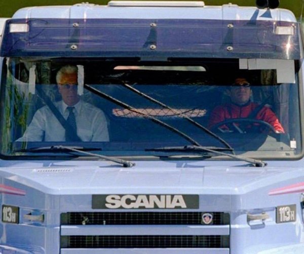 Марадона доста се дразнеше от журналистическото внимание по време на последния му период в "Бока". Репортерите имаха навика да висят по вратите на колите му и да не му дават да потегли. Затова един ден той се появи на тренировка с камион Scania 360 113H, с регистрация AZM 765. "Сега ще им е трудно да си водят бележки", присмя се той. Впрочем камионът си беше лично негов, подарък от транспортната компания Lo-Jack като част от спонсорски договор. 
