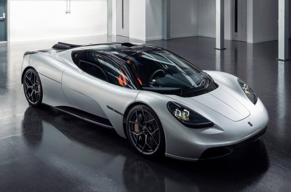 За десерт - проектът на брилянтния британски инженер Гордън Мъри, който създаде легендарния McLaren F1. Автомобилът със скромен индекс T.50 е сдържан отвън, но технологичната му платформа е впечагтляваща - 670 к.с., изстискани от 3,9-литров V12 двигател със сух картер при 11 000 об/мин. 

И това не е единственото предимство на този мотор. Gordon Murray Automotive го нарича най-лекият в света 12-цилиндров двигател с естествено пълнене. Теглото е 178 кг. Друго уникално решение е първата в света система за активен граунд ефект върху пътна кола със заден вентилатор.