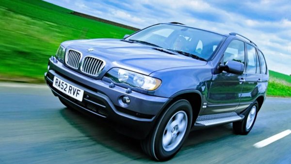 Години на производство: 1998-2004 г. 

Двигател: 4,4-литров, V8 бензин, 282 к.с

Ускорение от 0 до 100 км/ч: 7,5 секунди

Малко автомобили предлагат подобна комбинация от външен вид и скорост, като освен това този голям SUV е много стабилен за разлика от останалите подобни офроудъри. Това X5 се чувства повече като огромен хот-хеч, отколкото като тромав всъдеход. Той предлага стегната динамика, просторен и добре завършен интериор, както и голям багажник с удобна разделена задна врата. Единственият проблем на собственика ще бъдат големите разходи за гориво.