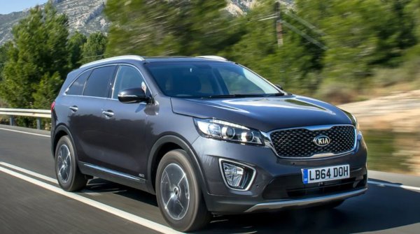 Година на производство: 2015

Двигател: 2.2-литров, 4 цил., 200 к.с.

Разход на гориво: 7 л/100 км

Новото поколение Kia Sorento се нарежда сред най-добрите автомобили в класа на големите SUV в наши дни, а причината за това се корени в неговия предшественик. То се появи през 2015 г. на много атрактивна цена (около 35 000 евро), като се предлагаше само с 2,2-литров дизелов двигател, задвижване на четирите колела и седем места в салона. Предлагат се както версии с автомат, така и с ръчни скорости, като още базовите варианти имаха DAB-радио, Bluetooth, климатик, круиз-контрол и задни сензори за паркиране. Качеството на интериора наистина е много високо и вътре има много място, но третият ред седалки е наистина подходящ само за деца. 