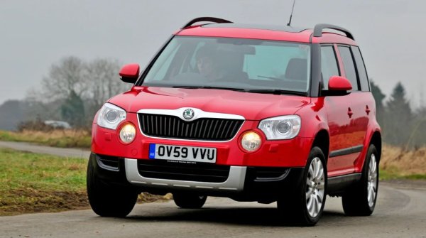 Година на производство: 2012

Двигател: 2.0-литров с 4 цилиндъра, 115 к.с 

Разход на гориво: 4,9 л/100 км

Skoda Yeti  не само е един от най-практичните автомобили в своя клас, но е и страхотен за шофиране, като си създаде отлична репутация за надеждност сред собствениците.  Моделът се предлага във варианти с предно предаване и задвижване на четирите колела, като последното е ексклузивно за 1,8-литровия бензинов и 2,0-литровия дизелов двигател съответно със 145 и 170 к.с. Задвижването 4WD също може да бъде опция за версията със 115 к.с. на 2,0-литровия дизел. Сцеплението е отлично при кални и снежни условия, като функцията за офроуд автоматично контролира сцеплението, спускането по наклон и спирането. Това прави Yeti един от най-лесните автомобили за шофиране извън пътя. 