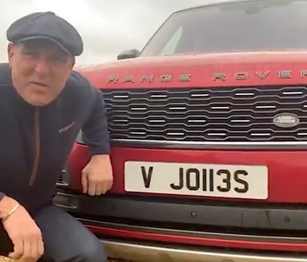 &bdquo;С какво мога да отида на премиера? С какво мога да отида на вечеря? С какво мога да отида на погребение? С какво мога да се возя? Риболов? Отговаря на всички изисквания. Това е колата за всички поводи.&ldquo; Range Rover Sport P400e е "перфектната" кола за Вини Джоунс. 

Това е и първият plug-in хибриден автомобил на известната британска марка. Оборудван с новия двигател P400e, който комбинира 2,0-литров четирицилиндров бензинов двигател Ingenium с мощност 300 к.с. и електрически двигател със 104 к.с. Общата мощност от 404 к.с. и 640 Нм максимален въртящ момент позволява на Range Rover Sport да достигне максимална скорост от 220 км/ч, ускорявайки от 0 до 100 км/ч само за 6,7 секунди. Топ!
