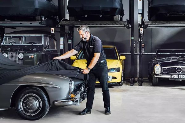 Оборудването трябва да бъде избрано в зависимост от помещението - неговия обем и херметичност. Цената на най-простия влагоуловител, способен да поддържа дадено ниво на влажност на площ от 10 квадратни метра, не е голямо. Промишлените изсушители, способни да обработват до 20 000 кубически метра въздух на час, обаче струват доста.
Температурата на съхранение на олдтаймерите не е толкова важна, колкото влажността на въздуха и може да варира между 15 и 30 градуса по Целзий. Много по-важно е липсата на колебания. В крайна сметка бързата промяна дори с няколко градуса има отрицателен ефект върху почти всички материали, които според законите на физиката се свиват или разширяват, ускорявайки стареенето.
