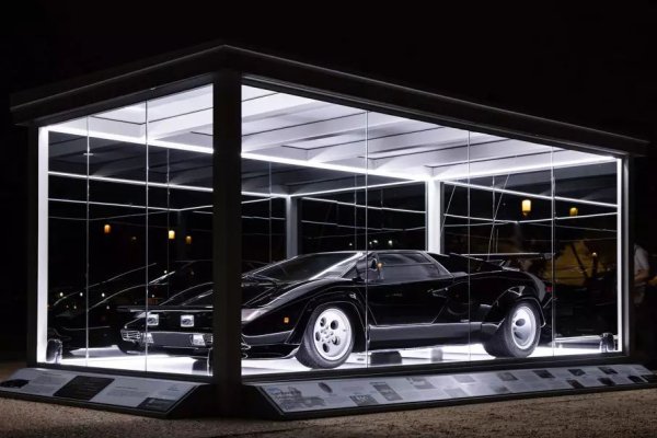 Ако не е възможно да осигурите оптимални условия за съхранение в цялото помещение, може да създадете микроклимат около колата или мотоциклета, като го защитите с просто покривало от плат или друг материал, херметическа капсула или персонален бокс.

Първият вариант е най-достъпен, но и най-безсмислен. Особено ако е обикновено покривало, направено за съвременните автомобили. То може само да предпази колата от прах и дори частично. По-приемливо е покривало, изработено по поръчка - при този вариант избраният материал и формата осигуряват по-голяма защита. Дори най-доброто покривало може да предпази колата от мръсотия и слънчевите лъчи, но няма да осигури необходимия климат.
