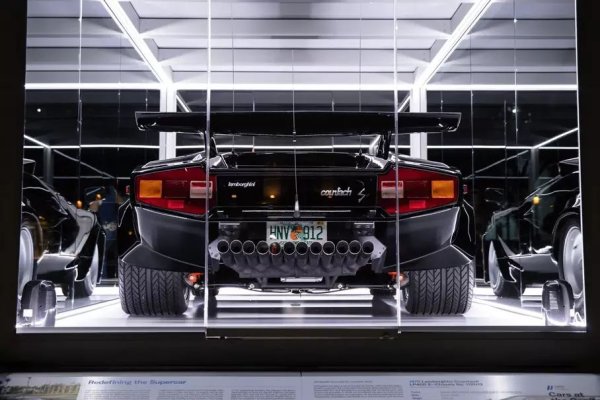 На Запад има няколко десетки предложения за съхранение на автомобили в специални капсули. За разлика от покривалата, те херметически затварят целия автомобил, а някои съдържат и специални пълнители (инертен газ или аерозоли), които действат като консерванти и забавят процеса на разрушаване.

Обикновено капсулата се състои от две части - твърдо дъно, върху което колата стъпва, и горна част. Те са свързани помежду си по различни начини, чиято основна задача е да осигурят плътност. В Европа цената на такива продукти варира от 300 до 1500 евро в зависимост от дизайна, материалите, обема и допълнителното оборудване. Такива капсули могат да се използват както стационарно, за зимно съхранение, така и за създаване на защита по време на транспортиране и участие в изложби на открито.
