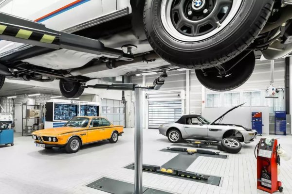 Друг вид съхранение е персоналният бокс. Той може да бъде както сглобяема полиетиленова конструкция, така и доста монументална сграда, нещо като гараж. Тази опция може да е подходяща за съхранение на кола на парцел до къщата, когато няма нужда да се създава отделна основа, а достатъчна равна площ и достъп до електрическата мрежа. Най-простите варианти струват от 1000 евро, докато скъпите и издръжливи конструкции са сравними по цена с малки сглобяеми къщи.

Една от съвременните технологии при използване на херметическите капсули е Vapor Corrosion Inhibitors (VCI) - парно нанасяне на антикорозионен инхибитор, което се използва от средата на 70-те години в американската армия и НАСА. Частиците, съдържащи се в парата, се привличат към метала и създават молекулен филм, който предотвратява контакта с водата.
