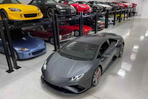 След като сте избрали мястото и начина за съхранение, време е да се заемете с подготовката на автомобила за "хибернация". Преди всичко трябва да го измиете добре. Външната мръсотия може да действа като катализатор за процеса на ръждясване, а тази вътре да доведе до развитието на гъбички и мухъл. След измиване колата трябва задължително да се подсуши. Ако се съхранява в помещение с подходящи условия, по-добре е й сложите леко покривало от мека тъкан, която ще я предпази от прах и драскотини и ще й позволи да "диша".

Не трябва да затваряте плътно прозорците в колата, за да циркулира въздухът. Може да поставите пакетче сода за хляб върху седалките - тя ще абсорбира излишната влага и обратното, ще я изпусне, когато салонът стане сух. Уплътненията на вратите, предния капак и този на багажника трябва да бъдат третирани с тънък слой силиконова грес или вазелин. Също така си струва да поставите малки предмети под чистачките, за да не залепнат за стъклото. При кабриолетите с мек покрив е по-добре да го повдигнете, за да избегнете чупки и гънки.
