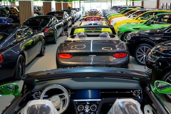 Всички течности в колата трябва да са на допустимито ниво, за да се намали възможността от кондензат. Единственото изключение е охладителната система - ако се използва вода, тя трябва да се източи и радиаторът да се изсуши. За да предотвратите появата на ръжда в резервоара, по-добре е да го напълните с гориво до горе. Ако консервацията на автомобила обаче е за повече от един сезон, по-добре е после да не използвате това гориво поради разслояването му и да го източите от всички системи, включително от карбуратора.

Освен това, преди "събуждането" на колата, трябва да смените филтрите и цялото масло, което не обича дългите периоди на бездействие. Това ще помогне да се отървете от получения кондензат и също така ще премахне излишъка му, който сте налели за по-доброто съхранение.
