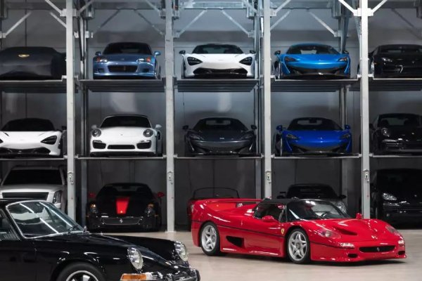 Разреденият акумулатор винаги е неприятна изненада, която освен това не удължава живота му. Не пречи да купите специално зарядно устройство, което работи на 220 V, има защита срещу погрешни връзки и универсални клемни скоби. Такива устройства са евтини и не изискват специални настройки - всичко е напълно автоматизирано.

За дълги периоди на съхранение на колата обаче е по-добре да свалите акумулатора (съвет предимно за колите, които все още практически няма електронни системи). След това е най-добре да го поставите върху изолирана повърхност (например върху дървена дъска), а не на пода. Шестволтовите акумулатори трябва да се проверяват веднъж седмично и при нужда да се презаредят. За 12-волтовите такава проверка е необходима на всеки месец.

При много дълго съхранение, за години, е добре да обърнете внимание на някои части и материали. Има специални съединения за обработка на хромирани, пластмасови и гумени части (жизненият им цикъл от 3-5 години може да бъде увеличен с 50%). Можете да използвате добавки за предотвратяване образуването на кондензат в двигателя (подходящи са добавките за водни двигатели), които се впръскват в карбуратора и цилиндрите.
