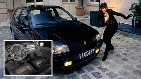 След навлизането си на световния пазар, Clio се позиционира като градски автомобил, без да има претенции да се превърне в луксозен модел. През 1991 г. обаче той получава специална версия: Baccara. Оборудвана е с по-мощен 1.7-литров бензинов двигател (1.8-литров след рестайлинга) и тогава се смята да най-модерния автомобил в компактния сегмент.
Седалките, воланът и панелите на вратите са тапицирани със сива кожа, има часовник вдясно от арматурното табло са украсени. Вложките са от истинска орехова есенция. Освен това има 14-цолови лети джанти, налични са пет цвята металик.