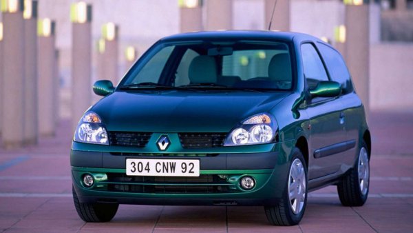 В допълнение към увеличения размер и оригиналната си форма, второто поколение на Clio, пуснато през 1998 г., се откроява с необичайните си материали. Единият от тях е пластмаса, от която (чрез технологии, подобни на тези, използвани за Космоса), са направени предните калници поради оплаквания от лошата корозионна устойчивост на тези части в предишния модел.
Използването на композитни материали също дава възможност да се намали теглото на автомобила и да се улесни ремонта след катастрофа. В допълнение, някои версии на Clio имат алуминиев преден капак.