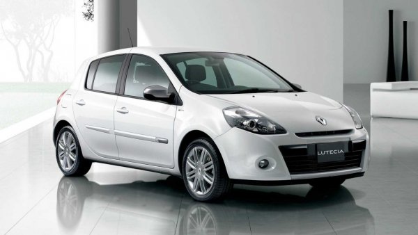 Clio, който навлиза на японския пазар (и в някои други азиатски страни) в началото на 90-те години, не може да се продава в тази държава под оригиналното си име, защото се използва от Honda. Градската кола е преименувана на Renault Lutecia, в чест на град Лутеция, основан през Античността от келтското племе паризии на мястото на съвременния Париж и покорен от римляните.