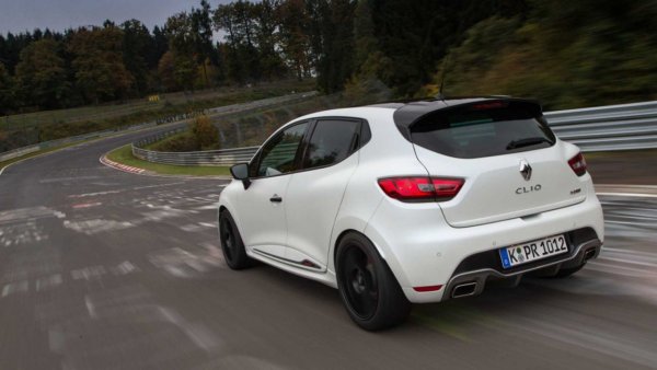 Спортните версии на Clio често са бързи по пистите. Например, на "Нюрбургринг" Clio RS 220 (220 к.с.) постига време от 8 минути 23 секунди при средна скорост от 147 км/ч през 2015 г. Това е най-добрият резултат сред хот-хечовете от сегмент B, с 3 секунди по-бързо от Ford Focus RS и с 5 секунди пред Alpina D5 Biturbo. Предишният рекорд за модела на Северната дъга на прочутата писта е 8:59 мин и принадлежи на Clio RS.