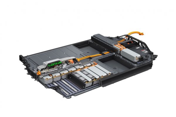 Марк Лихте: Електрическото задвижване допринася към лекотата и функционалността на интериора  - с толкова вътрешно пространство, колкото досега предлагаха колите от по-горния клас. Компактно отвън, просторно отвътре. Дали сме на e-tron GT една базова архитектура, която подчертава не само характерния спортен характер на "гран туризмо", с фокус към шофьора, а и устойчивостта на този автомобил. Той си има своя собствена линия на оборудване, която не ползва никаква кожа, а вместо това акцентира върху рециклираните материали. 
