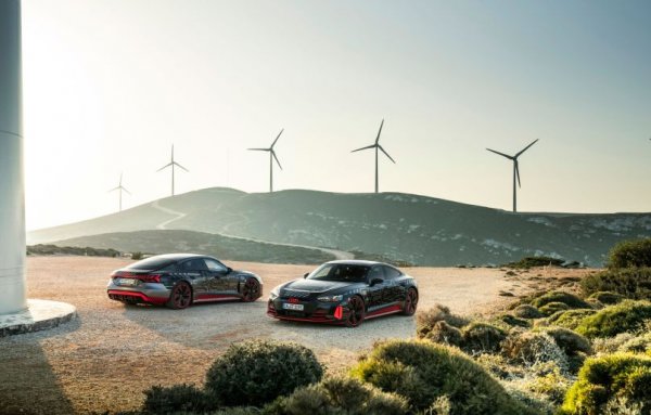 Марк Лихте: Това го изразява накратко. Устойчивостта започва с началната идея и е изразена чрез дизайна. e-tron GT налага една идея, която ще характеризира новото ни разбиране за лукса в духа на електрическата мобилност. 
