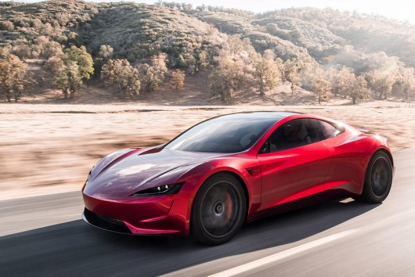 Второто поколение на Roadster е амбициозен модел дори по стандартите на Tesla. Машината с 4 места се захранва от батерия с мощност 200 кВт/ч, като има три електромотора - един отпред и два отзад, които осигуряват над 1000 конски сили. Твърди се, че спринтът от 0 до 100 км/ч ще отнема 1,0 секунди, а максималната скорост ще достигне 400 км/ч. Най-впечатляващ обаче е пробегът - 800 км, както и цената - 220 000 щатски долара.