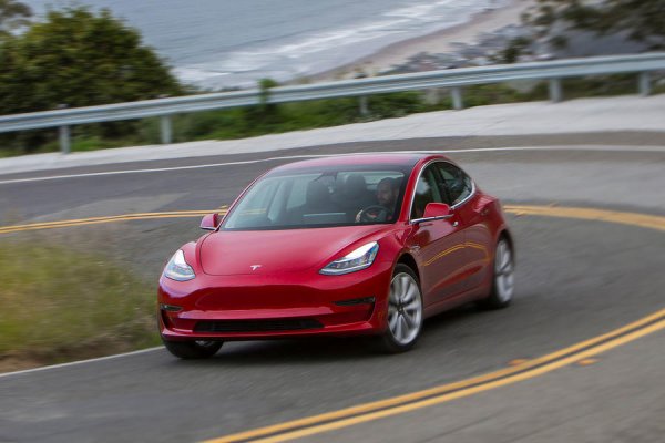 Предвид статута на водещ производител а електромобили, няма как Tesla са не попадне в този списъка. Най-забележителното при Model 3 е неговата достъпна цена, която му позволява да се конкурира с BMW 3-Series. Флагманският вариант разчита на 455 конски сили, което позволява ускорение от 0 до 100 км/ч за 3,1 секунди.