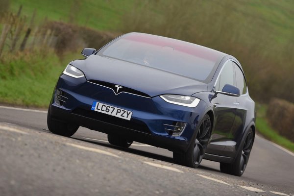 Изглежда малко нелепо, че високопроходимият седемместен Tesla Model X може да пробие да ускори от 0 до 100 км/ч за 2,6 секунди (колкото Porsche Taycan). Все пак става въпрос за SUV с тегло 2,5 тона, който се изстрелва като суперкола. Това се отнася за версията Performance с батерия със 100 кВт/ч и мощност 789 к.с.