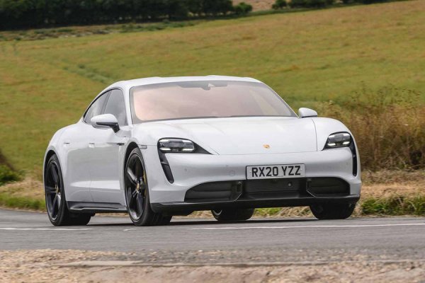 Един от малкото модели в този списък, който е произведен от утвърдена автомобилна компания. Той идва на висока цена и в ограничен тираж, но притежава невероятни способности. Версията Turbo S ускорява от 0 до 100 км/ч за 2,6 секунди, а максималната скорост е ограничена на 260 км/ч. А управлението е толкова впечатляващо, колкото и при Porsche 911.