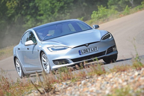 Model S е може би най-впечатляващата кола в този списък, защото именно тя беше в основата на възхода на Tesla. Флагманската версия Performance струва над 100 000 долара, като ускорява от 0 до 100 км/ч за 2,3 секунди. Сега излиза още по-бърза версия -Plaid, с три мотора, която ще развива мощност от 1100 к.с.