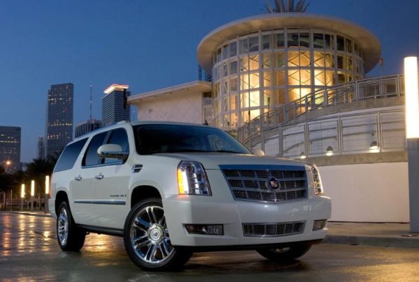 Символът на американския лукс в Eвропа е големия SUV - Cadillac Escalade, който по-рядко се среща на пазара на коли втора ръка. За посочената сума могат да се купят екземпляри от третото поколение на модела, което означава, че те са произведени преди 2011 г.

В допълнение към очевидните предимства, като размери и и комфорт, може да се отбележи простотата конструкция, която на теория би трябвало да бъде гаранция за надеждност и издръжливост. Escalade е на рамна конструкция с просто окачване, като под предния капак се намира 6,2-литров V8, който е сравнително надежден.