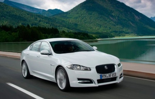 Седаните от бизнес-класа от Jaguar са се доказали във времето, като в сучая в списъка попада първото поколение на XF. Пробегът на голяма част от изложените за продажба екземпляри не надхвърля 100 000-150 000 км, като някои от тях са на по-малко от 10 години.

Моделът се предлага с богат избор от двигатели, включително 3,0-литров атмосферен V6 с 238 к.с., който го замени с 2,0-литровия турбоагрегат с 240 к.с. Има и компресорен V6 с 340 к.с., както и дизели. В рамките на бюджета попадат дори бройки със задвижване на четирите колела.