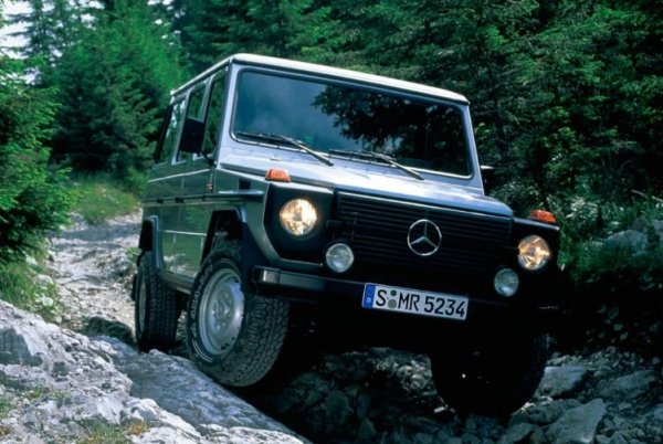 По отношение на проходимостта и здравината основният конкурент на Range Rover винаги е бил Mercedes G-Class, но концептуално това е съвсем различна кола. Ако британският SUV първоначално е създаден като премиум и е използвал много сложни технически решения, то Mercedes просто е взел шасито и каросерията от утилитарно военно превозно средство и е добавил опции към него.

Простата и здрава конструкция е причината за по-голямата издръжливост на G-Class спрямо Range Rover, което се отразява и на цената на употребяваните екземпляри - Mercedes е по-скъп. И ако искате да се вместите в бюджета, ще трябва да се задоволите с автомобил на възраст от около 20 години.